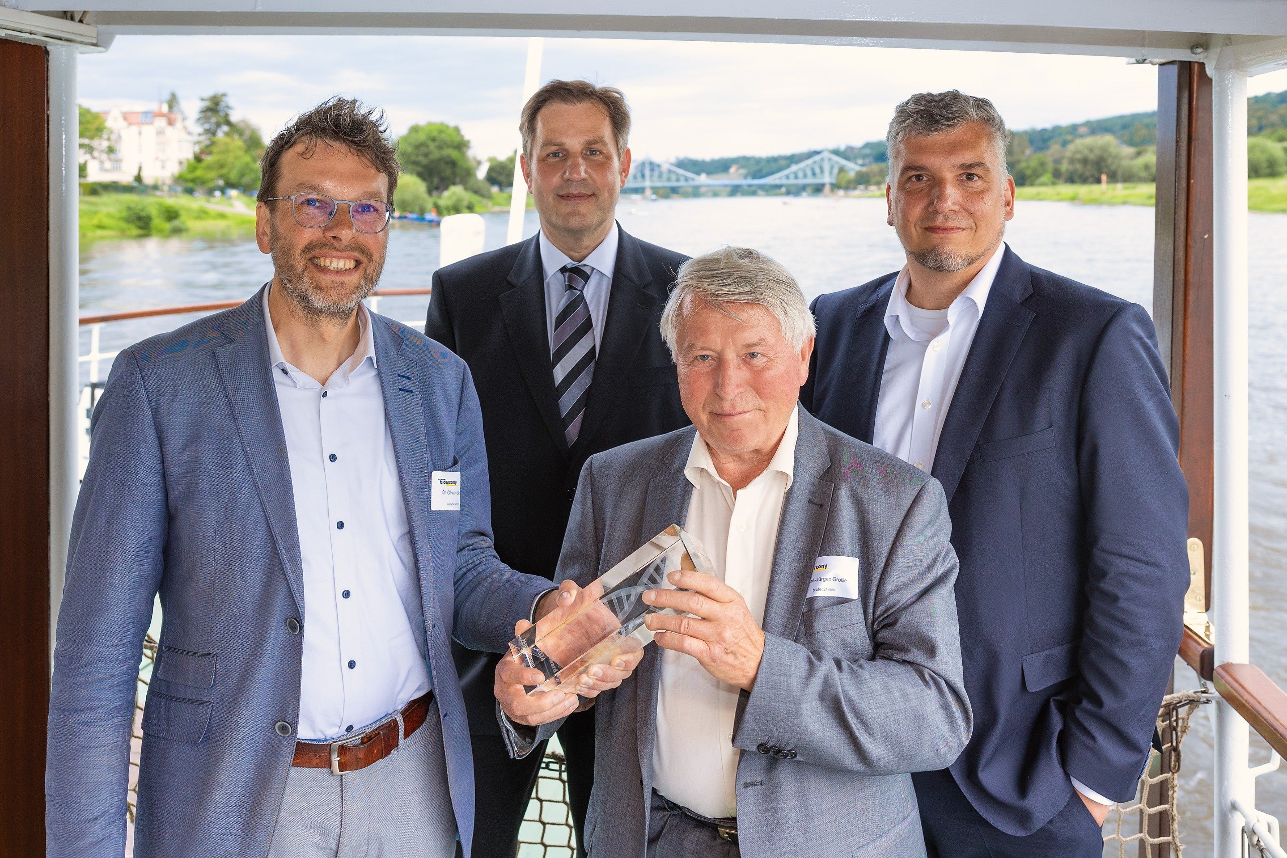 Verleihung biosaxony Award an Gründungsgeschäftsführer Hans-Jürgen Große_v.l.n.r.: Vorstandsvorsitzender Oliver Uecke, Laudator Roland Göhde, Hans-Jürgen Große, stellv. Vorstandsvorsitzender André Hofmann