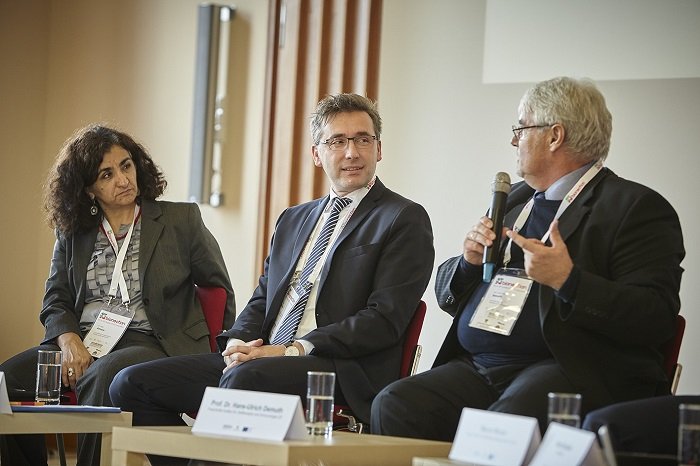 Foto: © Marco Warmuth – Podiumsdiskussion „Mehr Gründungen aus den Naturwissenschaften! Chancen und Herausforderungen für den Standort Sachsen-Anhalt“ mit Dr. Atmaca Delal (isw Gesellschaft für wissenschaftliche Beratung und Dienstleistung mbH und u. a. V